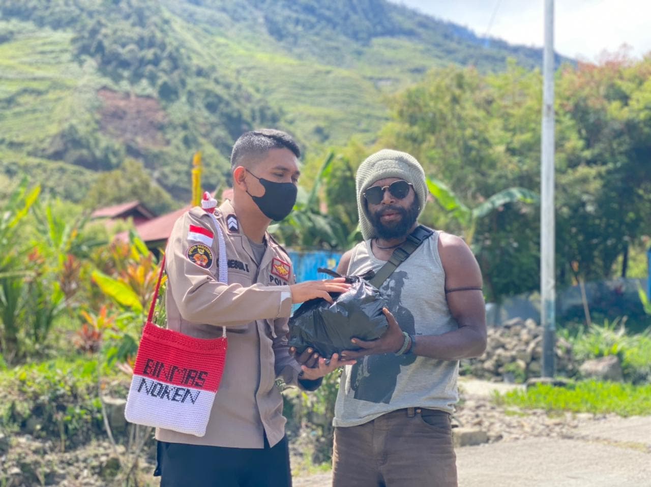 Boni Telenggen kanan mendapat bahan kontak Sembako dari Polres Puncak Jaya.