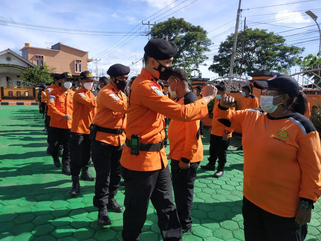 Kepala Kantor SAR Timika George L. Mercy Randang S.IP .M.A.P sedang menyalami para peserta saat kegiatan penutupan
