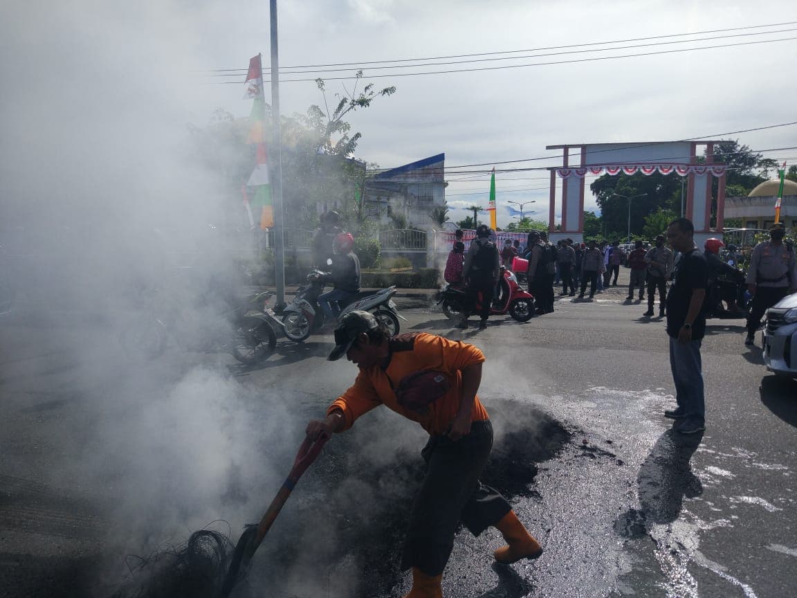 Aksi Protes oleh DPRD Mimika Periode 2014 2019 didepan Kantor DPRD Mimika