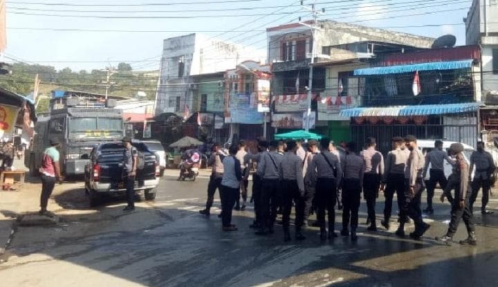 Aparat keamanan membubarkan secara paksa aksi demo yang dilakukan KNPB di Waena dan Abepura, Kota Jayapura, Senin (16/8)