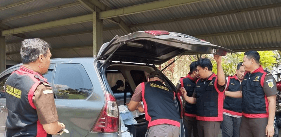 Sejumlah petugas dari Kejaksaan Negeri Kudus, Jawa Tengah, memasukkan sejumlah dokumen yang disita dari kantor KONI Kudus
