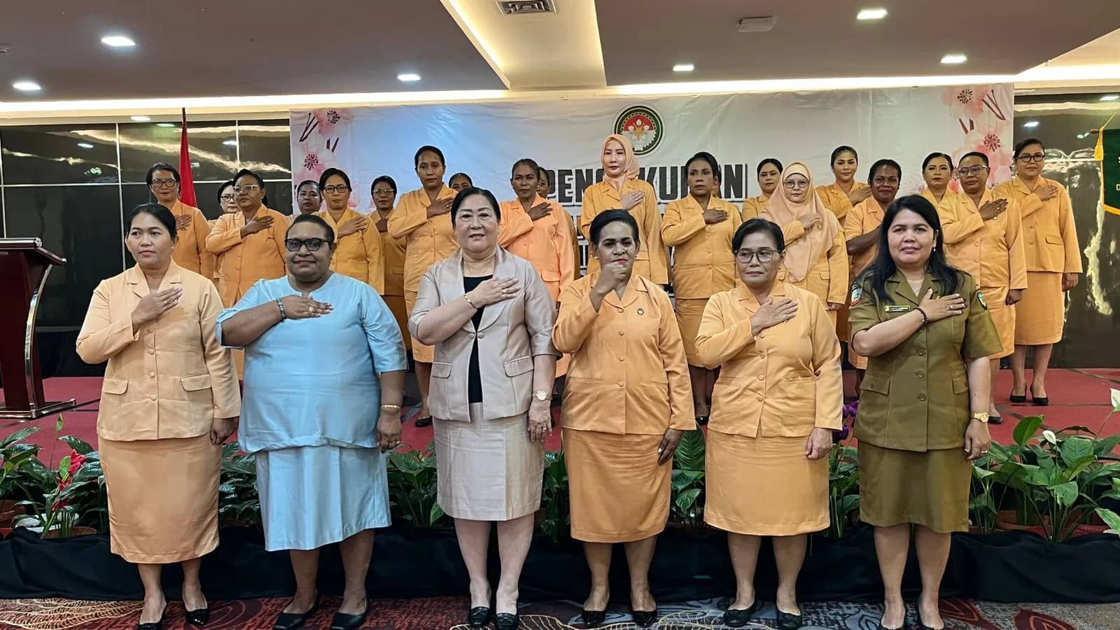 Foto bersama pengurus DWP unsur pelaksana bersama pembina DWP Ny.Zusy Rettob dan Ny.Perina Kemong