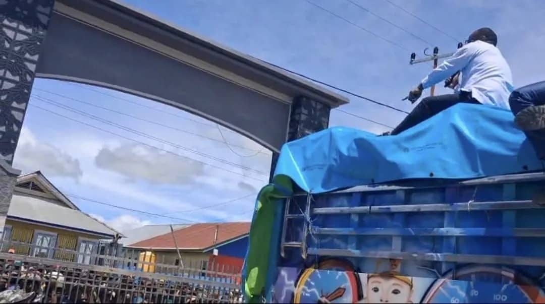 Ilustrasi berita Papua Tengah: Naik Truk, Bupati Deiyai Tenangkan Kisruh Pembagian Bibit Babi di Depan Gedung Serbaguna Tuyana