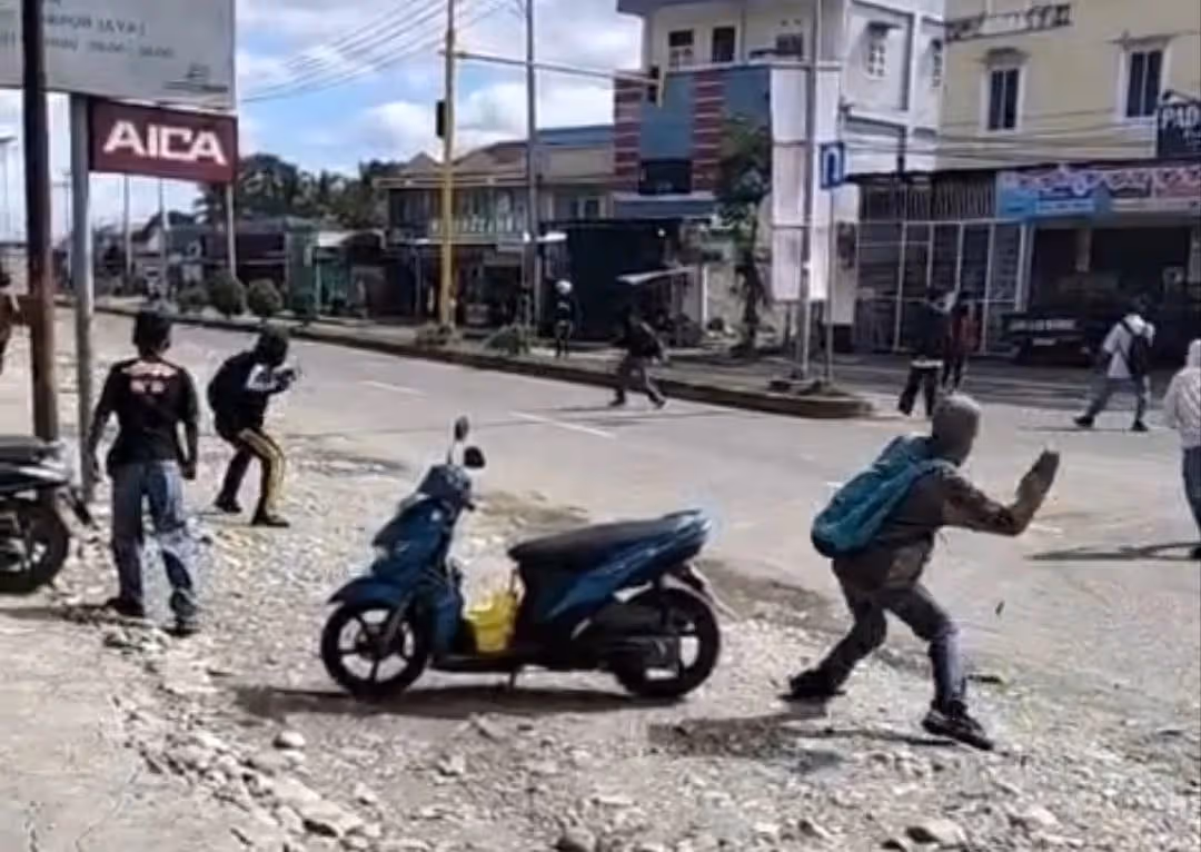 Aksi saling lempar dua kelompok pelajar di Jalan Yos Sudarso, Timika, Selasa (4/8).