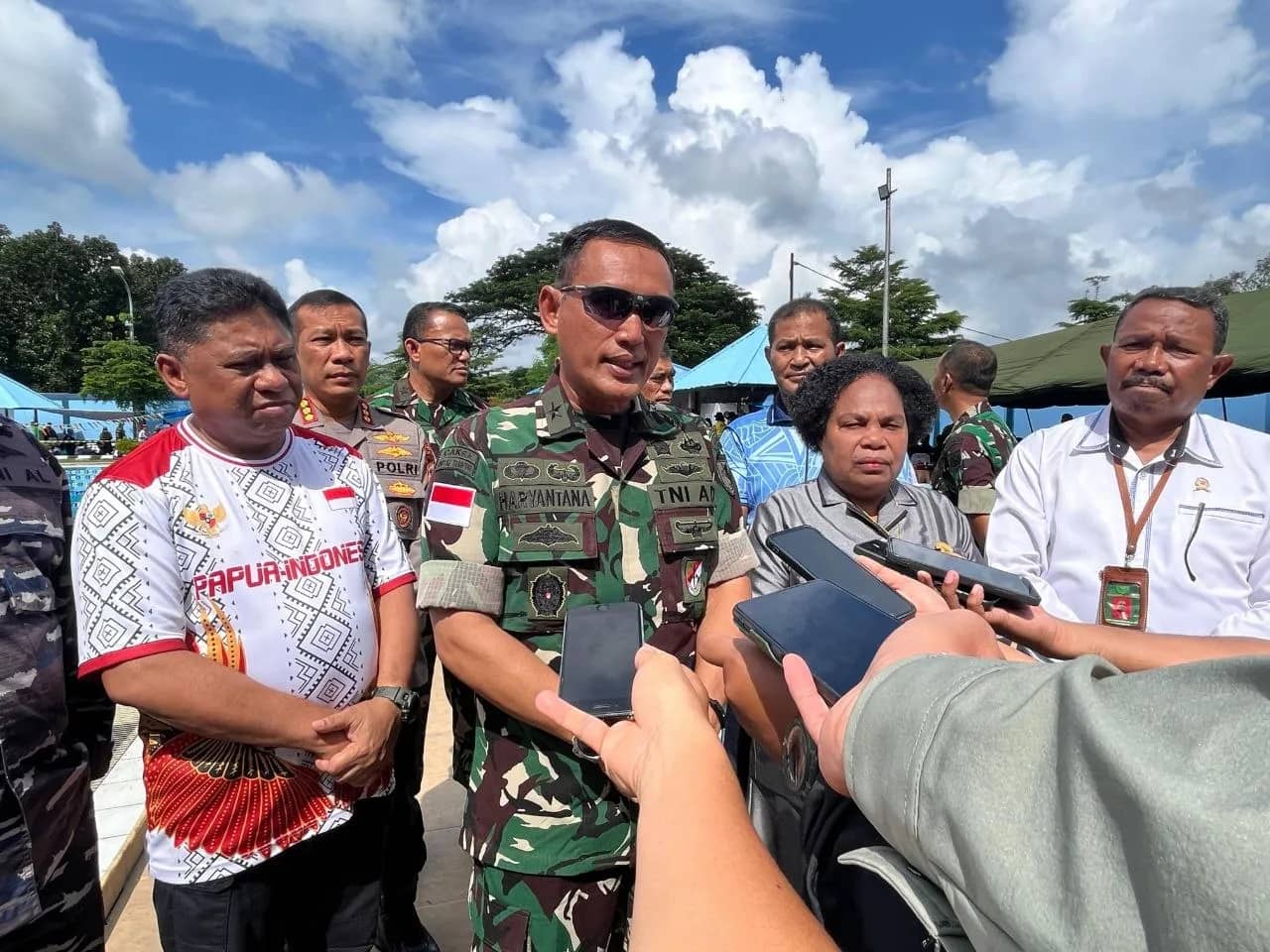 Kasdam XVII/Cenderawasih Brigjen TNI Haryantana bersama Pj Sekda Papua Christian Sohilait dan Ketua MRP Papu saat menghadiri pembukaan kejuaraan renang di Yonif 751/VJS