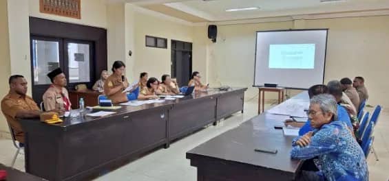 Suasana rapat persiapan pelaksanaan penanganan orang dalam kondisi terpengaruh minuman beralkohol dan zat adiktif lainnya tahun 2026 dan difasilitasi melalui Dinas Sosial Kabupaten Jayapura. Kegiatan ini dilaksanakan di Aula I Kantor Bupati Jayapura pada Selasa (28/4/2026)