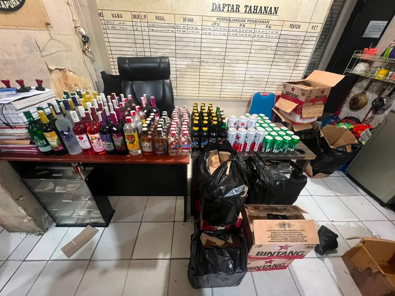 Nampak ratusan botol minuman keras yang berhasil disita Satresnarkoba Polresta Jayapura.