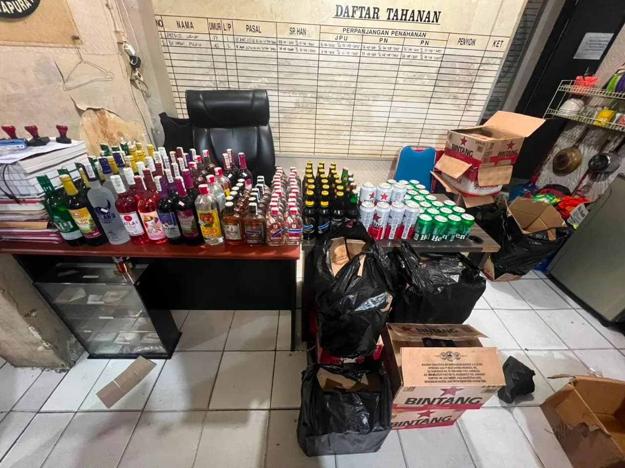 Ilustrasi berita JAYAPURA: Polisi Sita 359 Botol dan Kaleng Miras Ilegal di Jayapura, Dua Penjual Diproses Hukum