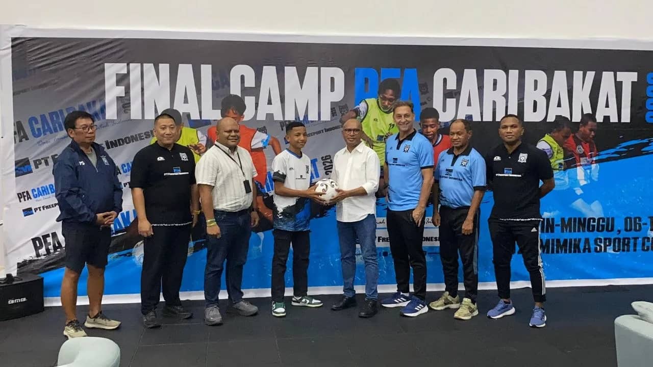 Pembukaan Final Camp Papua Football Academy (PFA) Cari Bakat 2026 oleh Vice President Community Relation PT Freeport Indonesia Engel Enoch bersama Direktur Teknik PFA Wolfgang Pical di Hall Gymnasium Mimika Sport Complex, Timika, Senin (6/7).