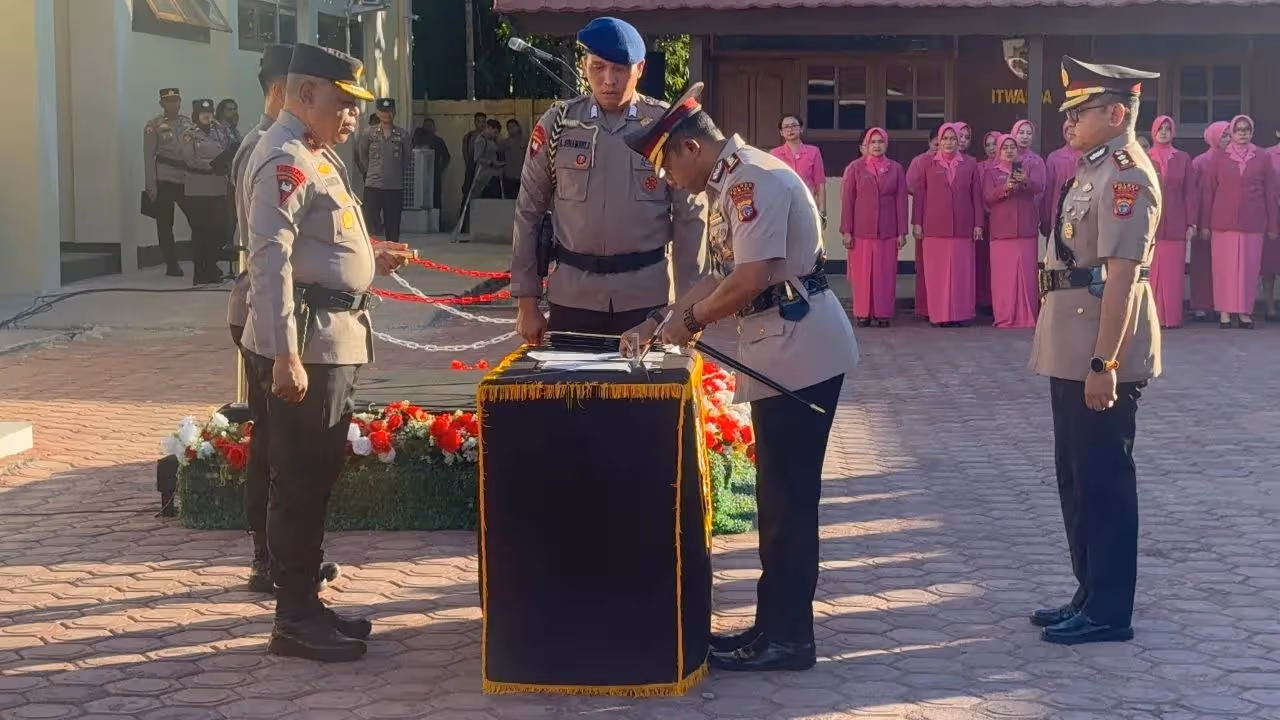 Kapolda Papua Tengah saat memimpin upacara serah terima jabatan dan pengukuhan PJU dan Kapolres di lingkungan Polda Papua Tengah.