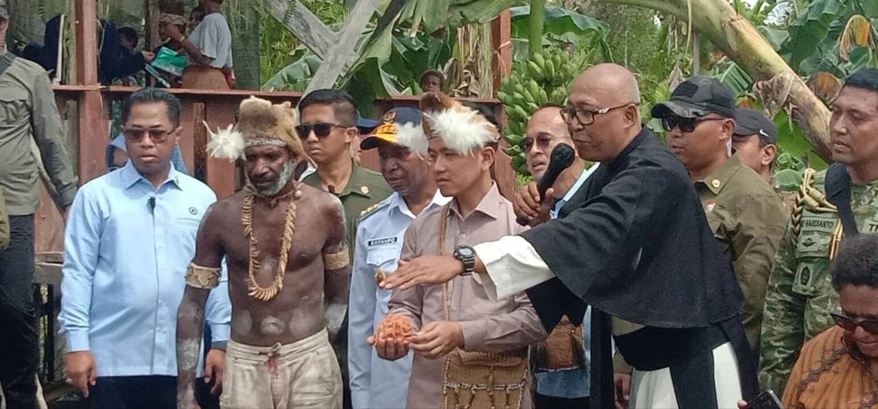 Wakil Presiden Republik Indonesia Gibran Rakabuming Raka saat meninjau lokasi Sekolah Lapang Sagu di Asmat