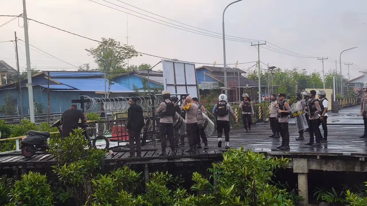 Polres Asmat saat melakukan pengamanan dan pengendalian situasi pascapenganiayaan di Agats.