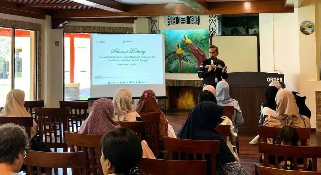 edukasi sertifikasi halal kepada para pelaku usaha perempuan di Kuala Kencana, Timika.
