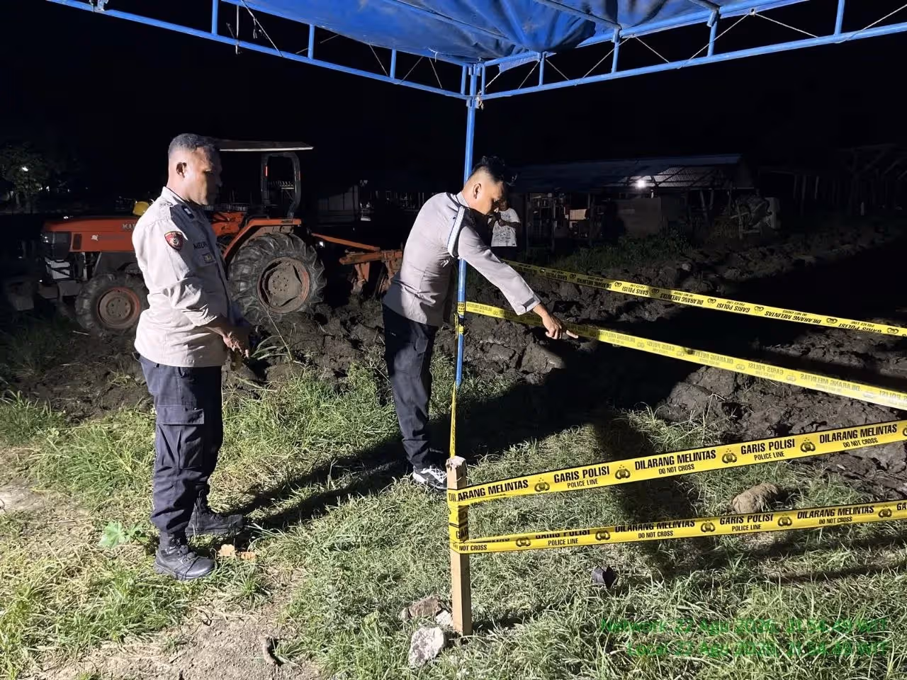 Benda yang diduga mortir peninggalan Perang Dunia II ditemukan warga di kawasan Ariyauw, Distrik Sentani, Kabupaten Jayapura, Sabtu (22/8) malam.
