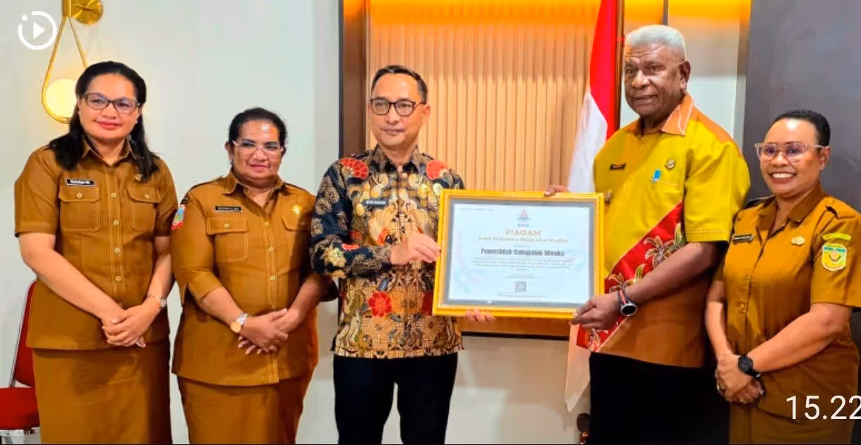 Kepala Kantor Regional IX BKN Jayapura, Nur Hasan, saat menyerahkan penghargaan kepada Bupati Mimika Johannes Rettob di Kantor Pusat Pemerintahan Kabupaten Mimika, Rabu (24/6).