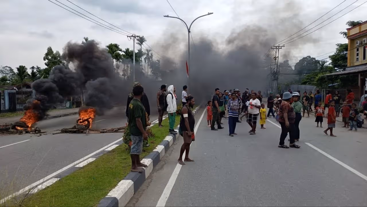 Aksi pemalangan Jalan Cenderawasih SP 2 Timika depan Perumahan Pemda Mimika, Kamis (6/8).