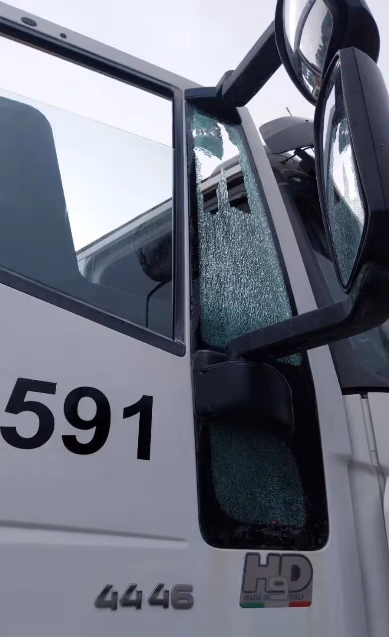 Tampak kaca bus pecah terkena tembakan