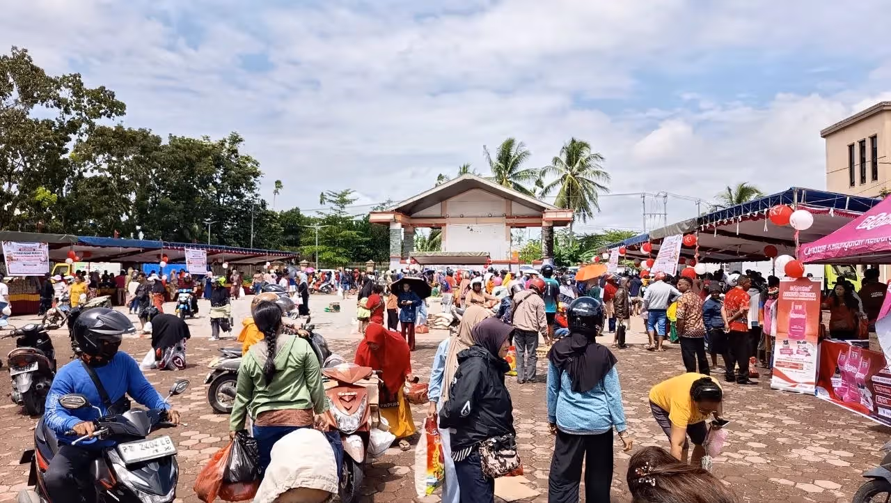 Tampak masyarakat Mimika memadati Gerakan Pangan Murah (GPM) yang digelar Pemerintah Kabupaten Mimika di halaman Graha Eme Neme Yauware, Rabu (5/8).