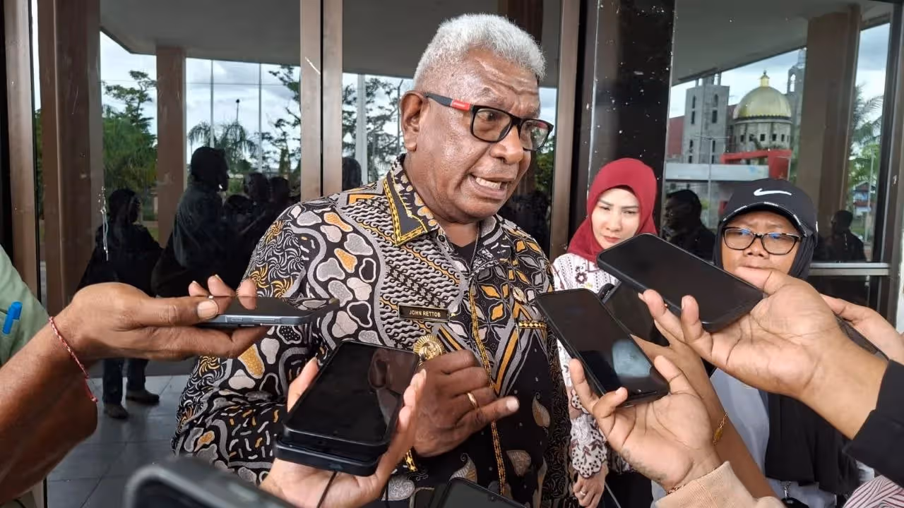 Bupati Mimika, Johannes Rettob