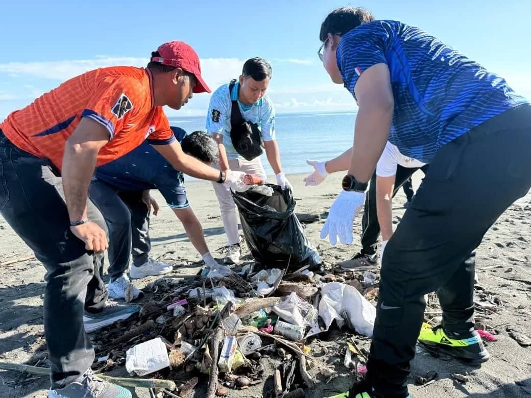 Aksi gotong royong pegawai dalam membersihkan sampah-sampah di pesisir Pantai Maf, Nabire pada Jumat (12/6).