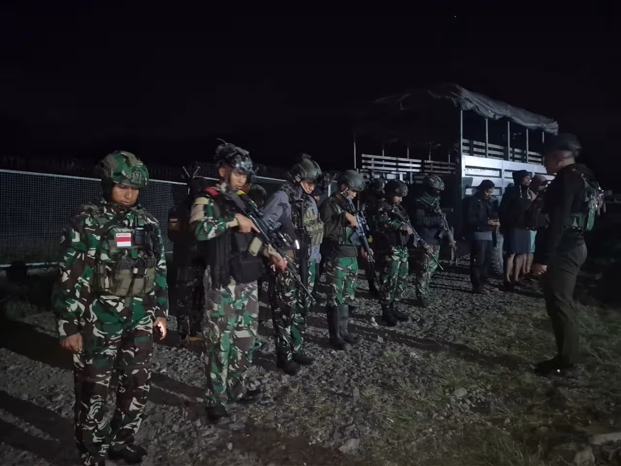 Aparat TNI saat melakukan pengejaran terhadap kelompok pelaku penyerangan.