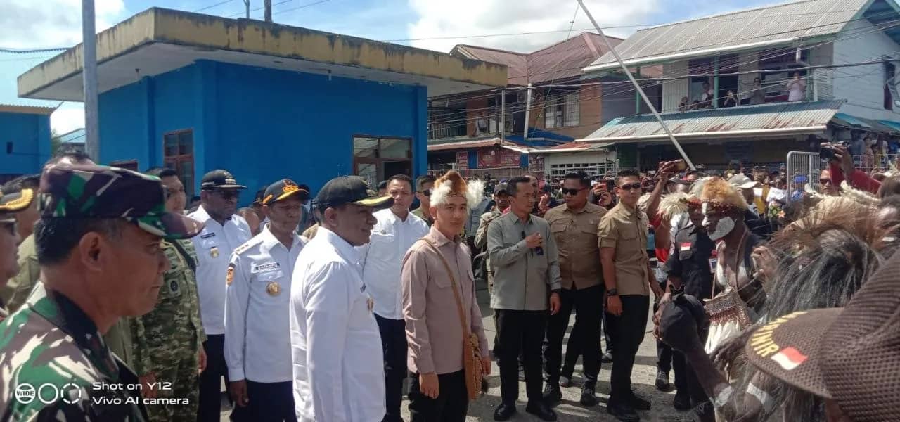 Wakil Presiden Republik Indonesia Gibran Rakabuming Raka saat disambut di pelabuhan Feri Agats