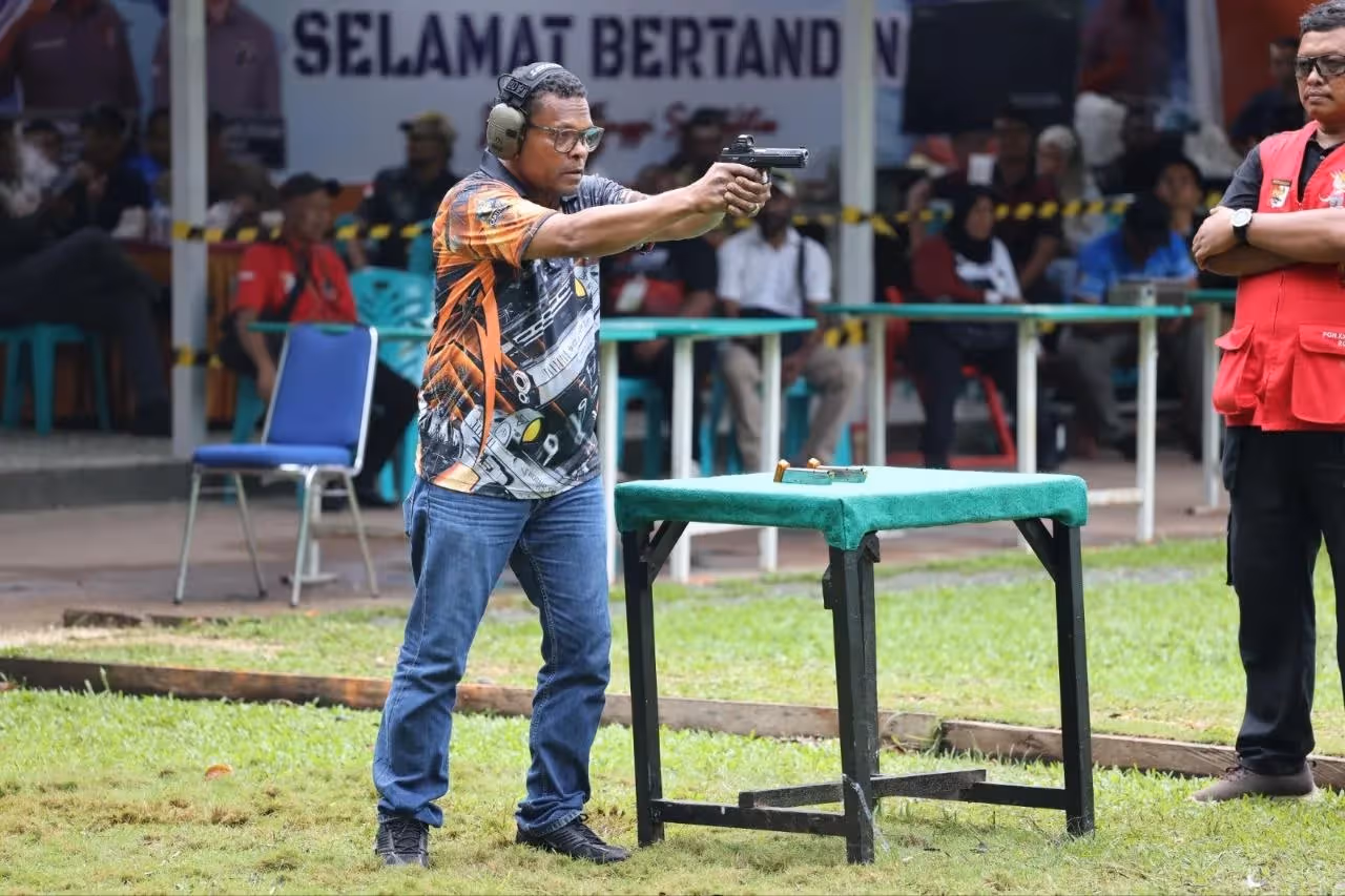 Kapolda Papua Irjen Pol Patrige Renwarin saat mengikuti lomba menembak Merah Putih