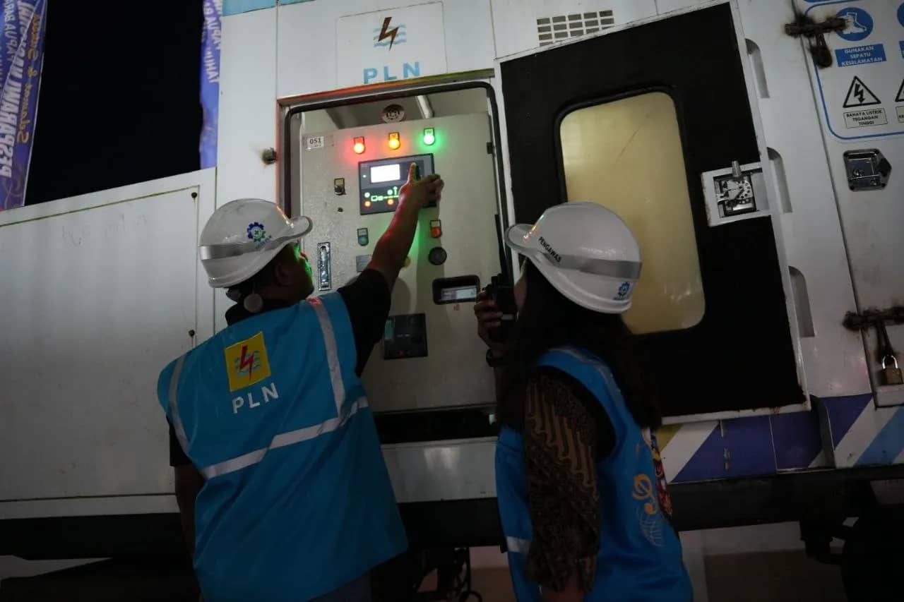 Petugas PLN sedang melakukan pengamanan sistem kelistrikan saat acara pembukaan Pesparawi Nasional XIV berlangsung.