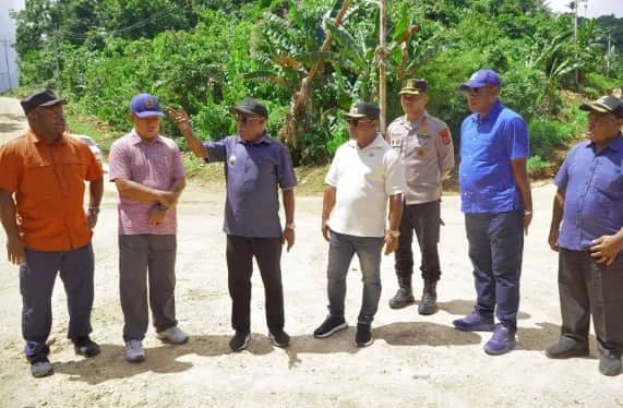 Bupati bersama Wakil Bupati Jayapura meninjau langsung pembangunan jalan Demta - Muaif di Distrik Demta, Kabupaten Jayapura, pada Jumat (20/02/2026)