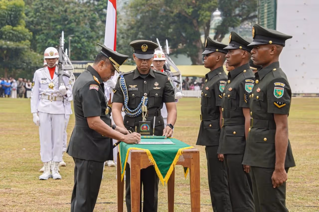 Pangdam XVII/Cenderawasih Mayor Jenderal TNI Febriel Buyung Sikumbang saat memimpin pelantikan prajurit TNI AD