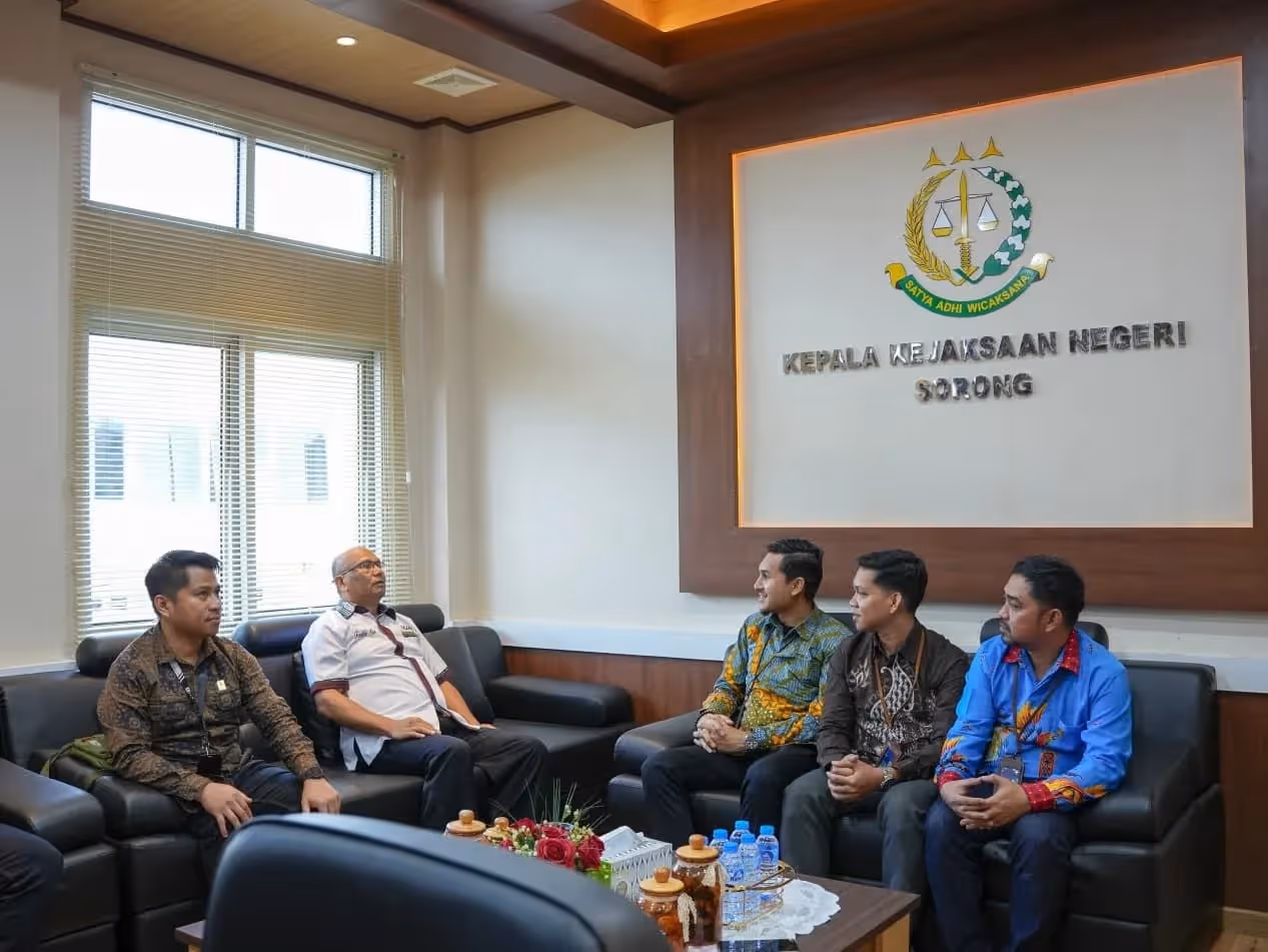 PLN UP3 Sorong dan Kejaksaan Negeri Sorong berdiskusi dalam rangka memperkuat sinergi dan koordinasi terkait pendampingan hukum guna mendukung kelancaran pelayanan publik dan operasional ketenagalistrikan di wilayah Sorong.