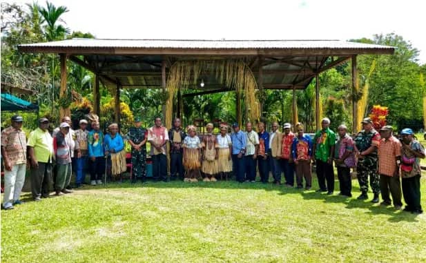 Tampak Kepala Suku Besar Sablung bersama masyarakat adat dan staf Ahli bupati saat foto bersama usai pengukuhan.