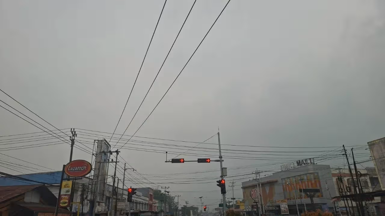 Sinyal merah udara Mimika, polusi asap yang kian parah dikhawatirkan mengganggu kesehatan masyarakat.