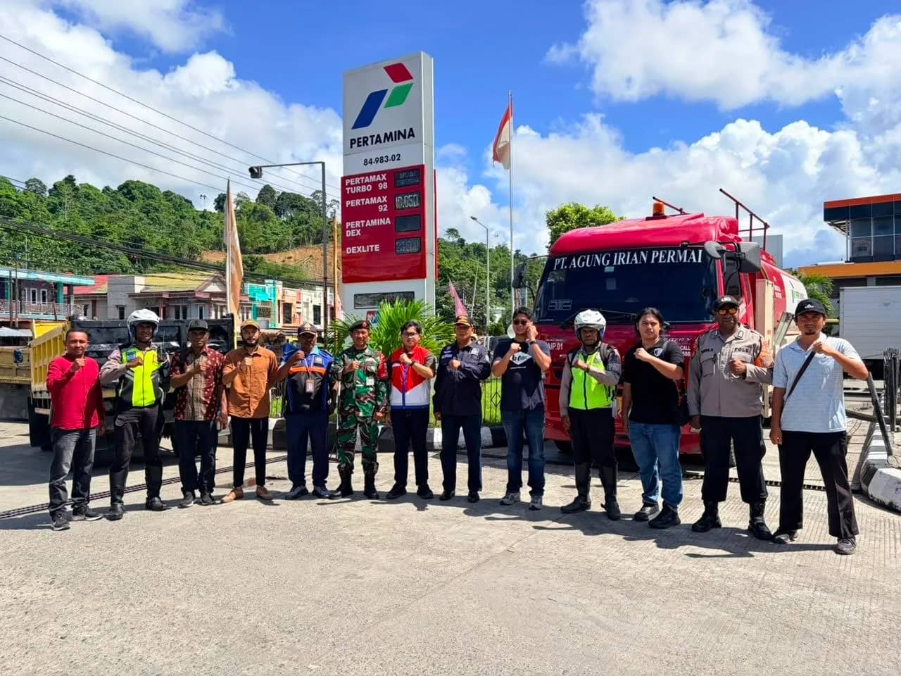 Petugas Pertamina saat melakukan sidak di SPBU Manokwari