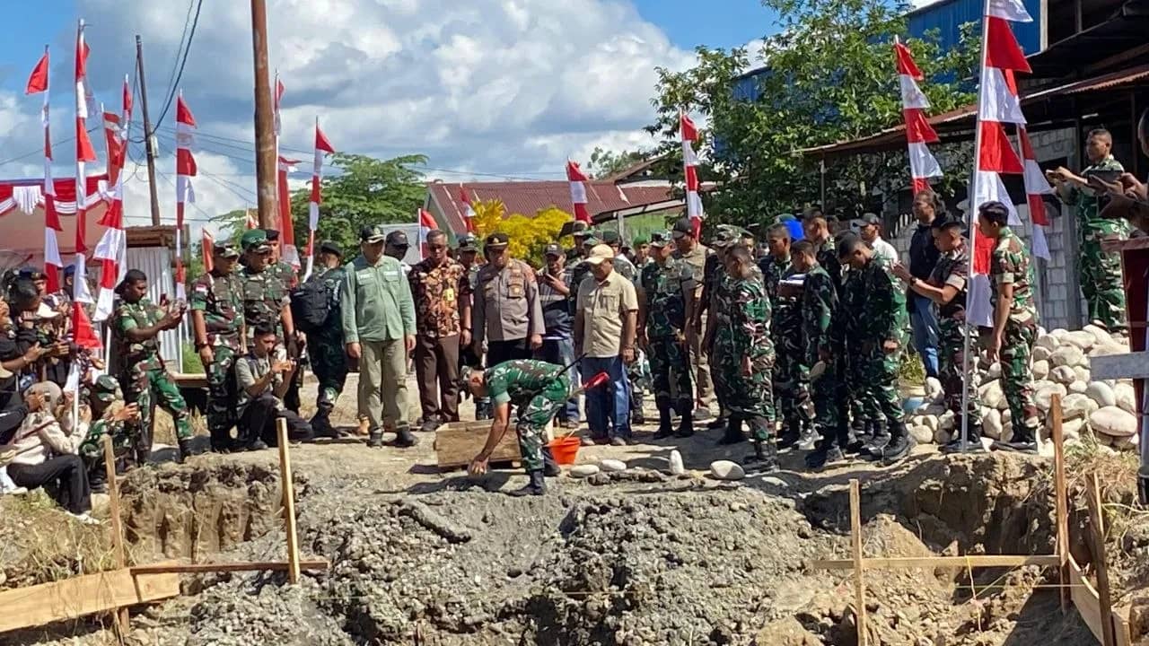 Pangdam XVII/Cenderawasih saat peletakan batu pertama pembangunan Jembatan Garuda Merah Putih di Kabupaten Mimika, Sabtu (20/6).