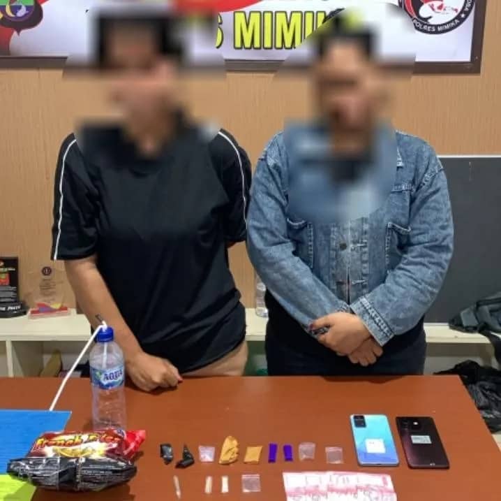 Kedua tersangka dan barang bukti diamankan di Mapolres Mimika.