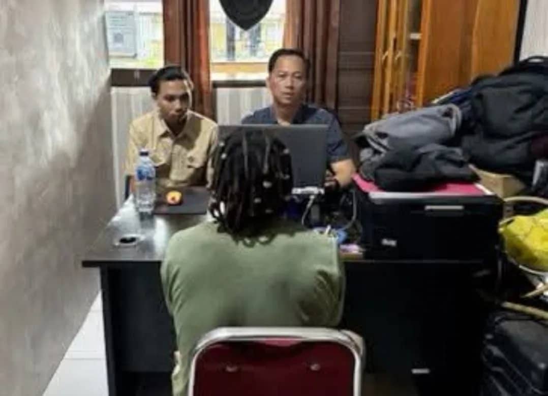 Bior Telenggen menjalani pemeriksaan usai diamankan Satgas Damai Cartenz