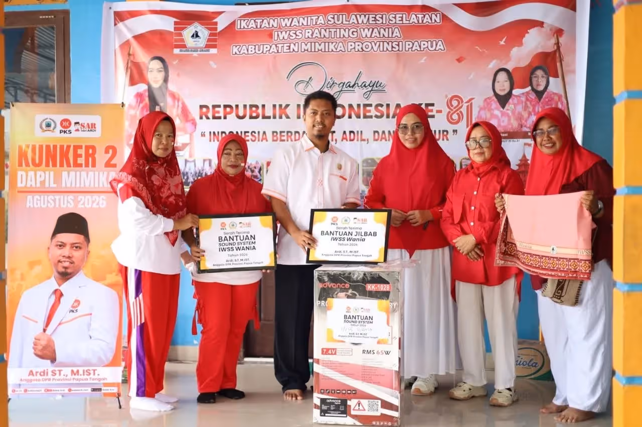 Penyerahan bantuan dari anggota DPR Papua Tengah, Ardi ST,M.IST kepada IWSS Wania dan Masjid An Naim SP 4.