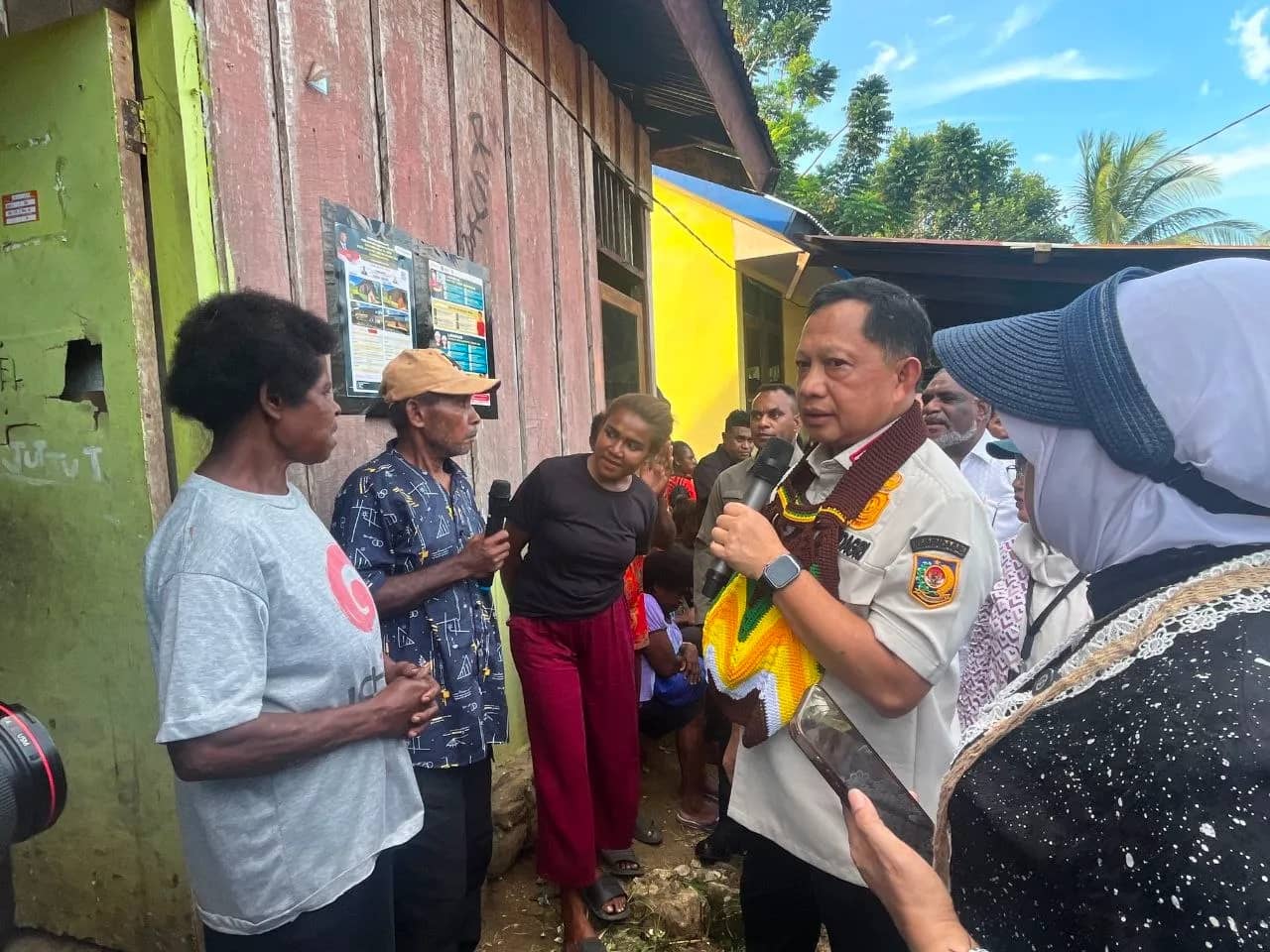 Mendagri Tito Karnavian bersama Kementerian Perumahan dan Kawasan Pemukiman dan BPS saat meninjau rumah rakyat di Kampung Moso Kota Jayapura