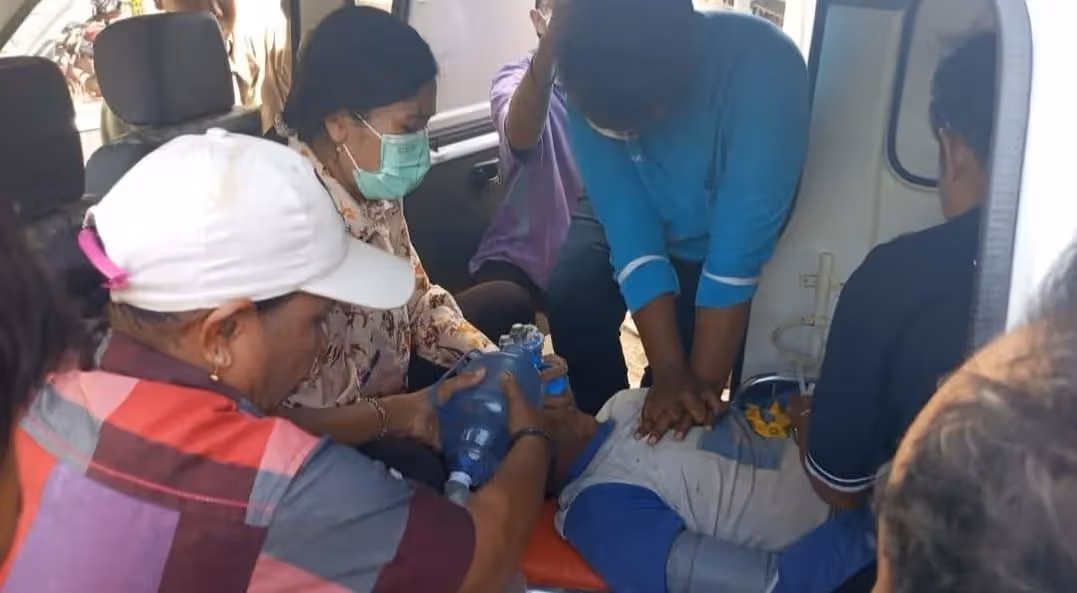Petugas Puskesmas Kampung Hidup Baru saat berupaya memberikan bantuan pompa jantung pada korban sebelum dinyatakan meninggal dunia.