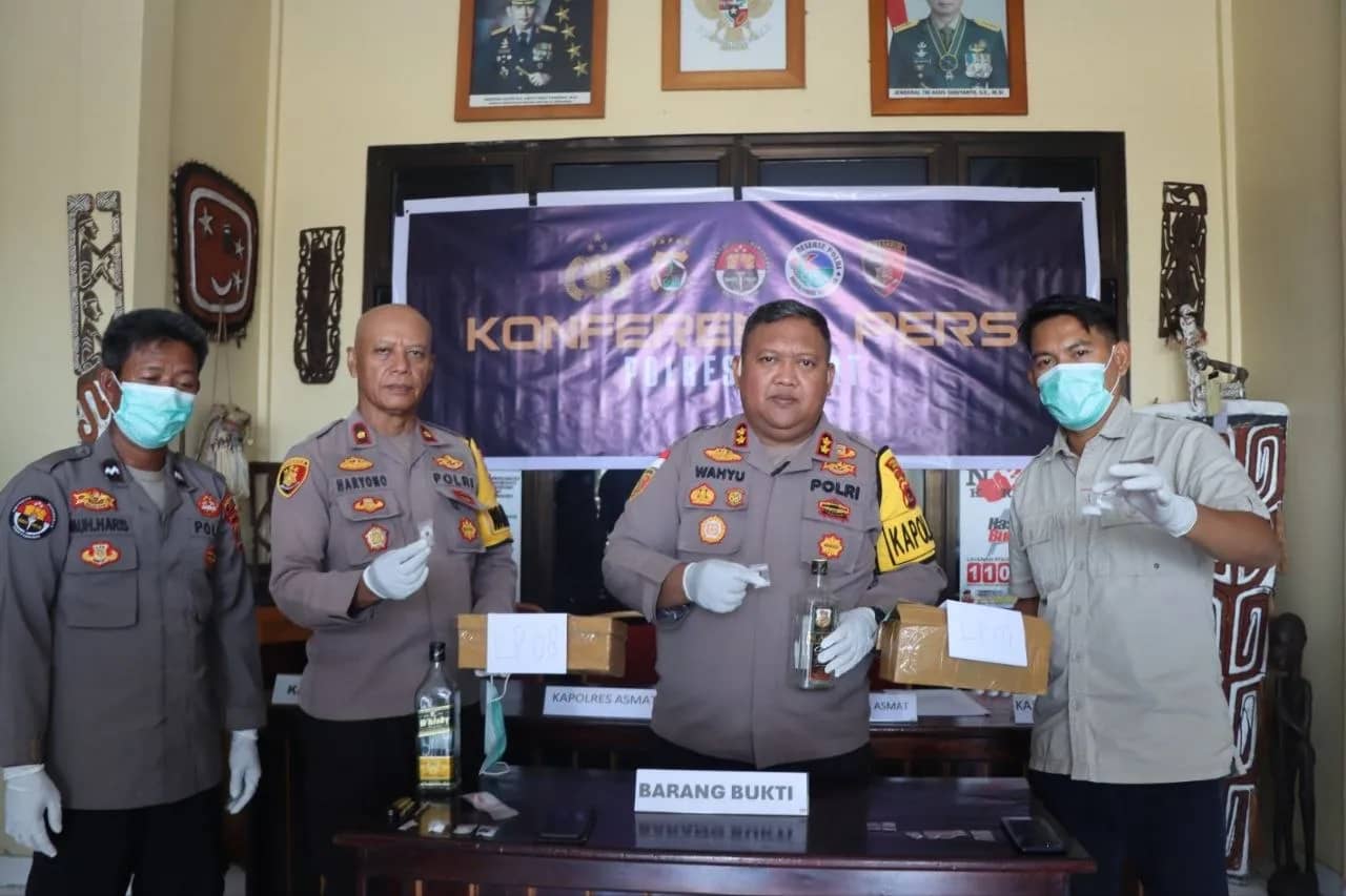 Kapolres Asmat didampingi Wakapolres saat press release pengungkapan kasus narkoba di Agats