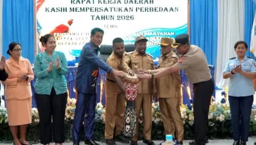 Bupati Jayapura Dr. Yunus Wonda, S.H., M.H., Wakil Bupati Jayapura Haris Richard Yocku, S.H., Ketua DPRK Jayapura dan Wakapolres Jayapura bersamaan menabuh tifa tanda resmi dibukanya Rakerda Tahun 2026 di Aula Lantai II Kantor Bupati Jayapura, pada Senin (13/04/2026)
