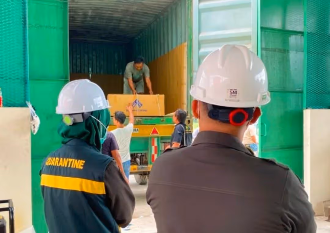 Petugas Karantina Papua Tengah mengawasi pengiriman 604 ton minyak sawit mentah (crude palm oil/CPO) dari Kabupaten Mimika, Papua Tengah, menuju Surabaya