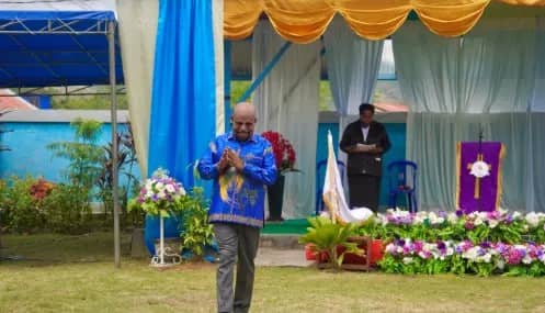 Bupati Jayapura, Dr. Yunus Wonda, S.H., M.H., saat menghadiri Ibadah Pembukaan Konferensi Ke-V Wilayah Tabi yang berlangsung di Gereja Baptis West Papua, Yahim, Sentani, 24 Maret 2026.