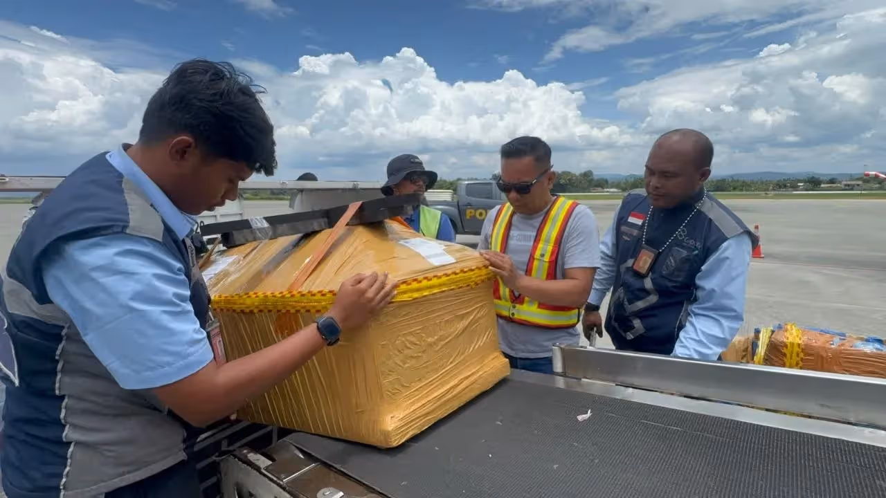 Jenazah almahum Aris Sanda saat tiba di Bandara Sentani