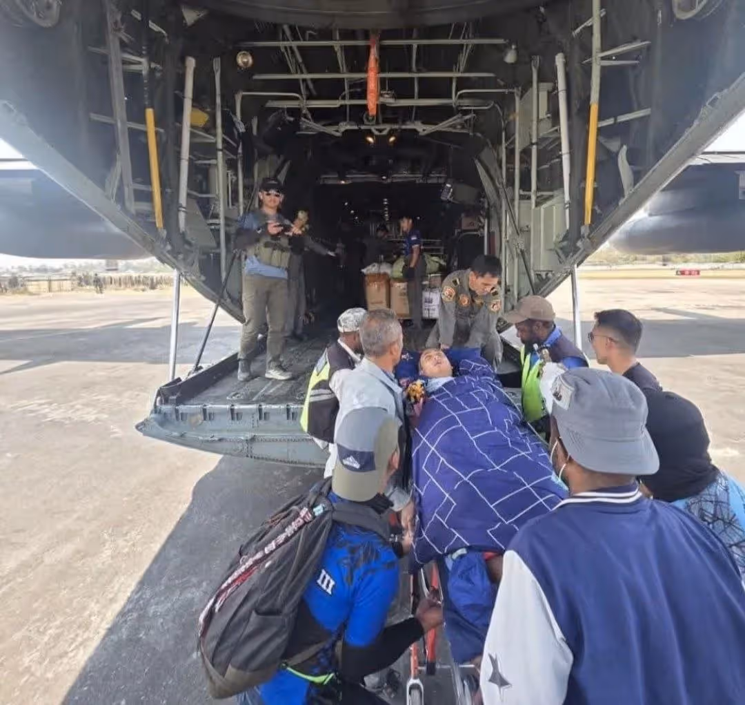 Personil TNI AU nampak sigap membantu pasien yang hendak dirujuk masuk kedalam pesawat Hercules di Bandara Wamena, Papua Pegunungan.