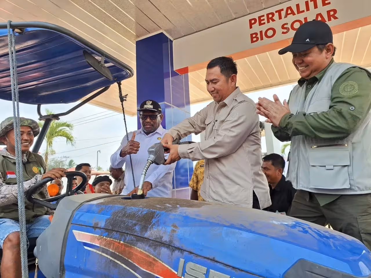 Bupati Merauke, Yoseph Bladib Gebze bersama Executive General Manager (EGM) Pertamina Patra Niaga Regional Papua Maluku Awan Raharjo
