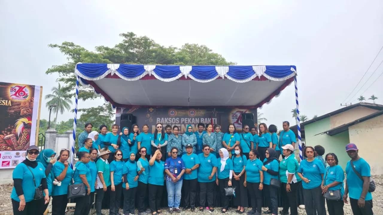 TP-PKK Kabupaten Mimika menghadiri bakti sosial Pekan Bakti Noken Medis dalam rangka HUT ke-76 IDI di Puskesmas Mapurujaya, Distrik Mimika Timur, Sabtu (24/10/2026).