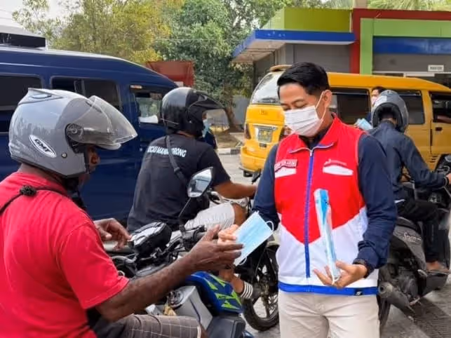 Pertamina Patra Niaga bersama Hiswana Migas membagikan 1.000 masker gratis kepada pelanggan di dua SPBU di Kota Sorong.