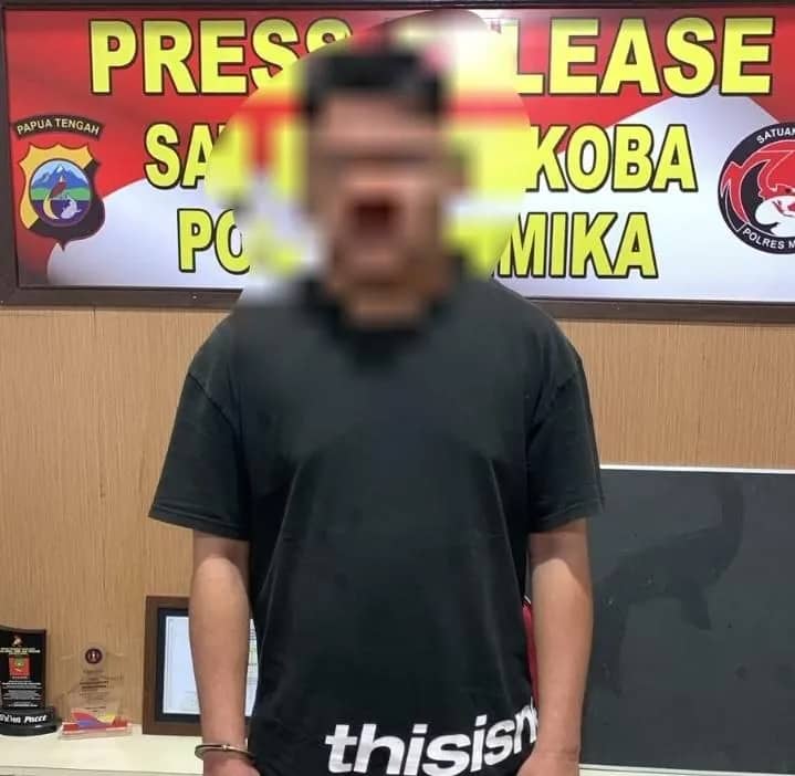 Tersangka saat diamankan di Mapolres Mimika.